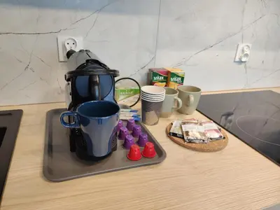 Zestaw do parzenia kawy i herbaty w obiekcie 71m2 Apartament Superior z Tarasem, Ogródkiem i Widokiem na Góry, Zachód Słońca, Parking - Kłodzko - Przyjaciół Ziemi Kłodzkiej, Centrum Kotlina Kłodzka