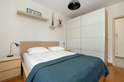 Łóżko lub łóżka w pokoju w obiekcie One Bedroom Apartment Nadodrze with FREE GARAGE Wrocław by Noclegi Renters