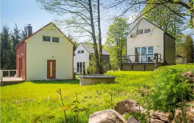 Ogród w obiekcie Lovely Home In Taszów With Sauna