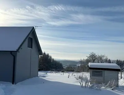 Obiekt Sowi Sierp Domek w Górach Sowich zimą