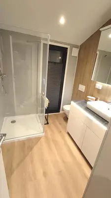 Łazienka w obiekcie Domek Silver Moon na skraju rzeki