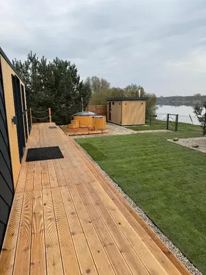 Ogród w obiekcie Domek Silver Moon na skraju rzeki
