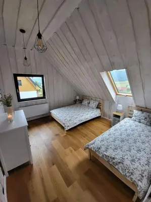 Łóżko lub łóżka w pokoju w obiekcie Komfortowy dom z bali koło Zieleńca z widokiem na góry