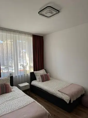 Łóżko lub łóżka w pokoju w obiekcie Dawna Mleczarnia Apartamenty SOSNOWY