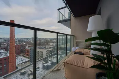 Balkon lub taras w obiekcie Luxurious 13th Floor Beige Apartment in Wrocław with Furnished Balcony by Renters Prestige