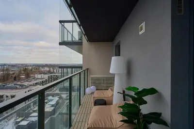 Balkon lub taras w obiekcie Luxurious 13th Floor Beige Apartment in Wrocław with Furnished Balcony by Renters Prestige