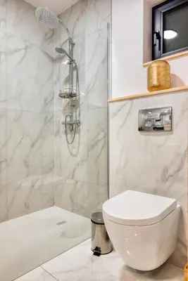 Łazienka w obiekcie Domki Osada Bożków z jacuzzi