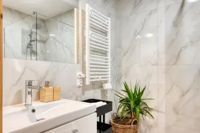 Łazienka w obiekcie Domki Osada Bożków z jacuzzi