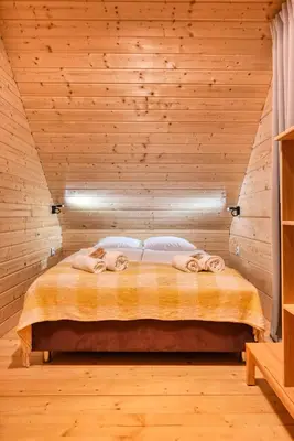 Łóżko lub łóżka w pokoju w obiekcie Domki Osada Bożków z jacuzzi
