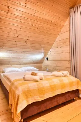 Łóżko lub łóżka w pokoju w obiekcie Domki Osada Bożków z jacuzzi