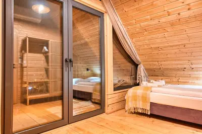 Łóżko lub łóżka w pokoju w obiekcie Domki Osada Bożków z jacuzzi