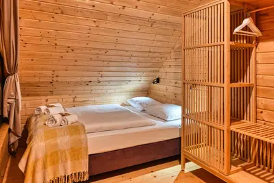 Łóżko lub łóżka w pokoju w obiekcie Domki Osada Bożków z jacuzzi