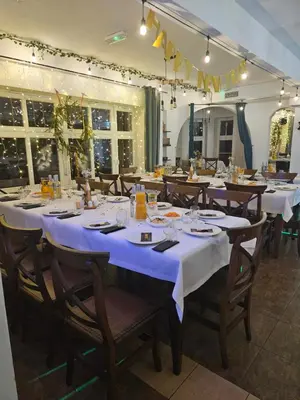 Restauracja lub miejsce do jedzenia w obiekcie Dworek Szumilas