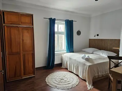 Łóżko lub łóżka w pokoju w obiekcie Dworek Szumilas