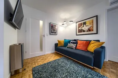 Telewizja i/lub zestaw kina domowego w obiekcie Neon Apartment by BookingHost