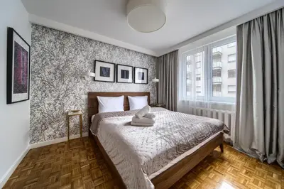 Łóżko lub łóżka w pokoju w obiekcie Neon Apartment by BookingHost