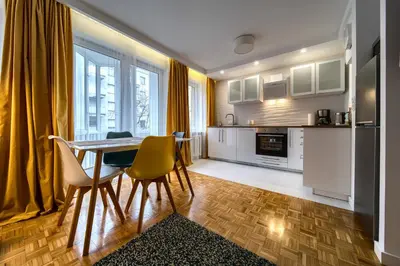 Kuchnia lub aneks kuchenny w obiekcie Neon Apartment by BookingHost