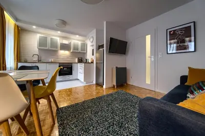 Telewizja i/lub zestaw kina domowego w obiekcie Neon Apartment by BookingHost