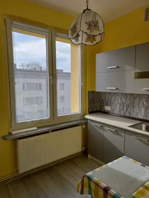 Kuchnia lub aneks kuchenny w obiekcie mieszkanie Tarnowskie Góry obok sądu