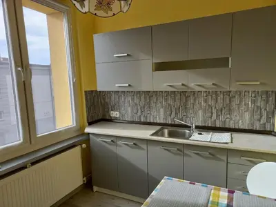 Kuchnia lub aneks kuchenny w obiekcie mieszkanie Tarnowskie Góry obok sądu