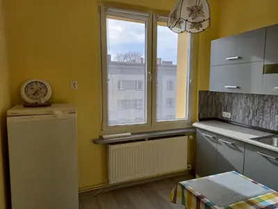 Kuchnia lub aneks kuchenny w obiekcie mieszkanie Tarnowskie Góry obok sądu