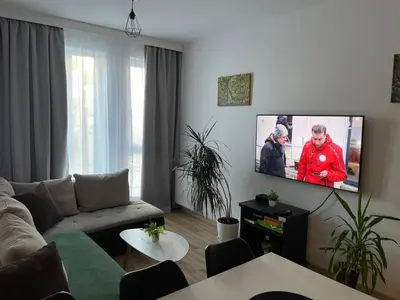 Telewizja i/lub zestaw kina domowego w obiekcie Kotlina Kłodzka - Apartament na wyłączność na Letniej , 63 m , 2 sypialnie , salon z aneksem kuchennym , balkon , podziemny garaż FREE