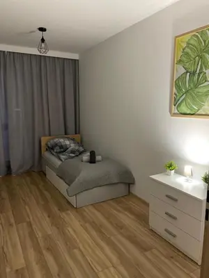 Łóżko lub łóżka w pokoju w obiekcie Kotlina Kłodzka - Apartament na wyłączność na Letniej , 63 m , 2 sypialnie , salon z aneksem kuchennym , balkon , podziemny garaż FREE