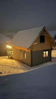 Obiekt DOMKI NA SKARPIE zimą