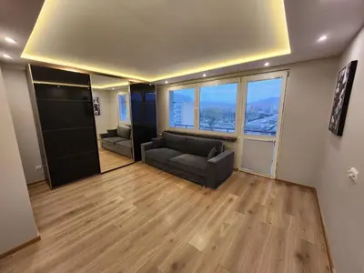 Część wypoczynkowa w obiekcie City Sense - Apartament z widokiem na góry i miasto