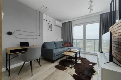 Telewizja i/lub zestaw kina domowego w obiekcie River View Studio with Balcony & FREE GARAGE Wrocław by Noclegi Renters