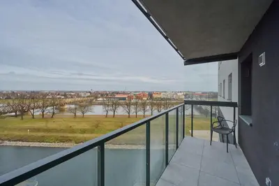 Balkon lub taras w obiekcie River View Studio with Balcony & FREE GARAGE Wrocław by Noclegi Renters