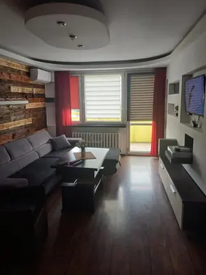 Telewizja i/lub zestaw kina domowego w obiekcie Apartament pod chmurami 2 pokoje
