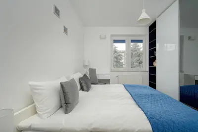Łóżko lub łóżka w pokoju w obiekcie Klimasa White&Blue Apartment with Balcony in Wrocław by Noclegi Renters