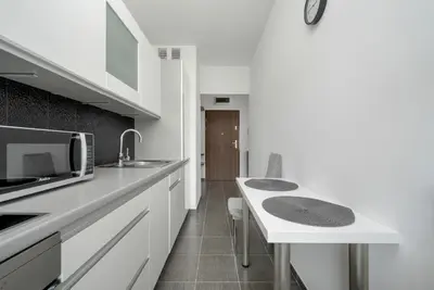 Kuchnia lub aneks kuchenny w obiekcie Klimasa White&Blue Apartment with Balcony in Wrocław by Noclegi Renters