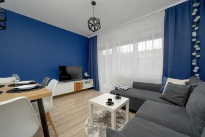Telewizja i/lub zestaw kina domowego w obiekcie Klimasa White&Blue Apartment with Balcony in Wrocław by Noclegi Renters