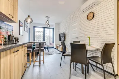 Kuchnia lub aneks kuchenny w obiekcie RentPlanet - Apartament Wyszyńskiego