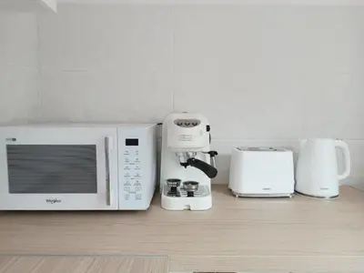 Zestaw do parzenia kawy i herbaty w obiekcie Apartament w Srebrnym Mieście