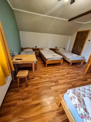Łóżko lub łóżka w pokoju w obiekcie Karkonoska Drewniana Chata