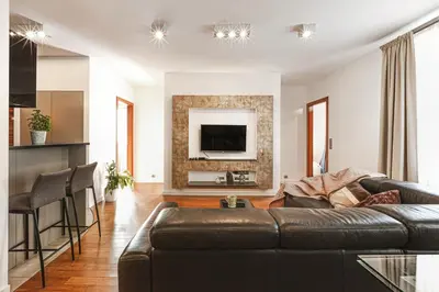 Telewizja i/lub zestaw kina domowego w obiekcie Apartament z Jacuzzi Parking Balkon 2 sypialnie