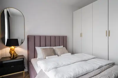 Łóżko lub łóżka w pokoju w obiekcie RentPlanet - Legnicka Residence