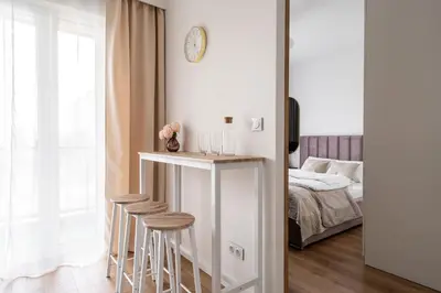 Łóżko lub łóżka w pokoju w obiekcie RentPlanet - Legnicka Residence