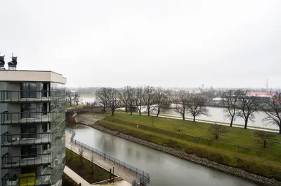Widok na rzekę nieopodal tego apartamentu