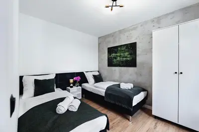 Łóżko lub łóżka w pokoju w obiekcie ApartHouse Piwna 14