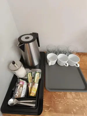 Zestaw do parzenia kawy i herbaty w obiekcie Pokoje u Daniela