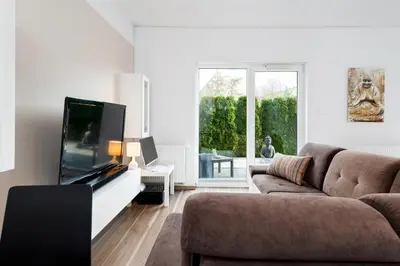 Telewizja i/lub zestaw kina domowego w obiekcie Apartment Kozielska z pięknym ogrodem i tarasem