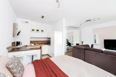 Telewizja i/lub zestaw kina domowego w obiekcie Apartment Kozielska z pięknym ogrodem i tarasem