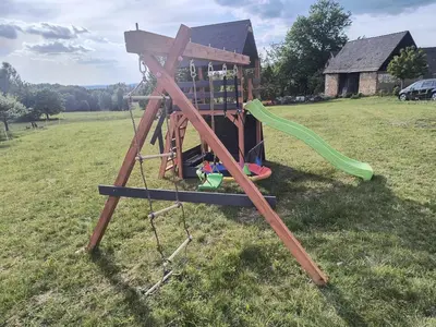 Plac zabaw dla dzieci w obiekcie AB Domki Pstrążna