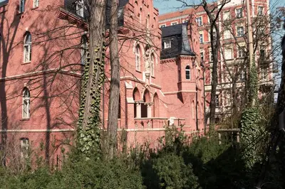 Budynek, w którym mieści się apartament