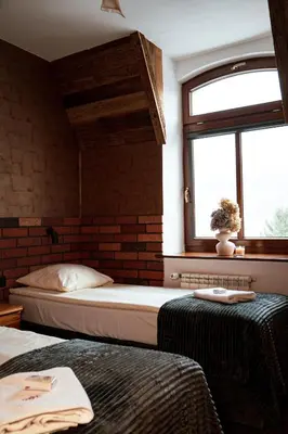Łóżko lub łóżka w pokoju w obiekcie Dworek Galosa