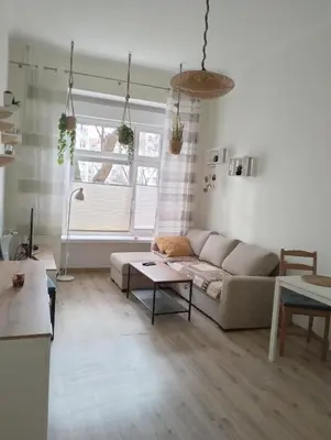 Część wypoczynkowa w obiekcie Night Host Trzebnicka 84 free parking